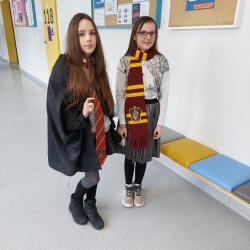 Dwie dziewczynki przebrane za postacie z Harrego Pottera