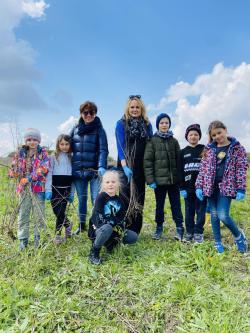 Dzieci i nauczyciele w Parku Społecznym Gminy Tarnowo Podgórne