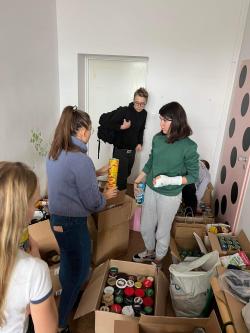 Członkowie Szkolnego Koła PCK podczas pakowania darów.