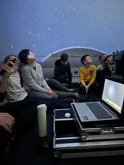 Pokaz gwiazd w mobilnym planetarium