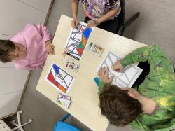 Dzieci podczas zajęć - szkoła pamięta 