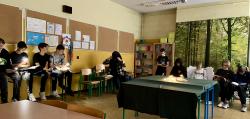 Uczniowie, przebrani za postaci z lektury, podczas klasowego odczytywania tekstu A. Mickiewicza.