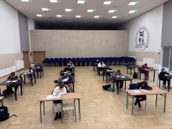 Uczniowie piszą test w auli