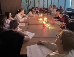 7d przy świecach czyta dziady