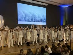 Występ uczniów z klasy 2a i 2b oraz szkolnego chóru