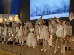 Występ uczniów z klasy 2a i 2b oraz szkolnego chóru