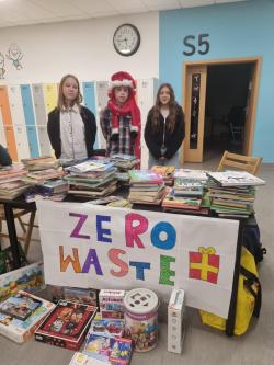 Stoisko zero waste przygotowane przez panią Paulinę i uczniów uczęszczających na edukację zdrowotną