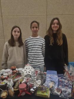 Wolontariuszki sprzedające pyszne przetwory.