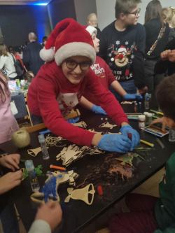 Przygotowywanie ozdób świątecznych.