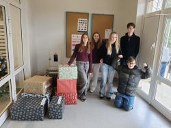 Wolontariusze z klasy 8b przy spakowanej szlachetnej paczce