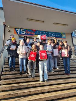 Przenoszenie słodyczy ufundowanych przez firmę Baron