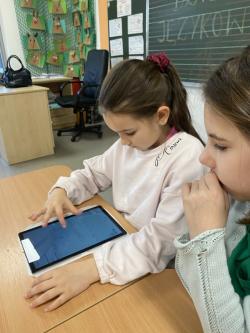 Uczniowie rozwiązują zadania na tabletach 
