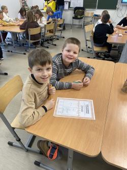 Uczniowie pracują nad łamigłówkami językowymi.