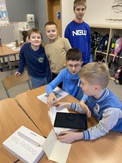 Uczniowie rozwiązują zadania na tabletach 