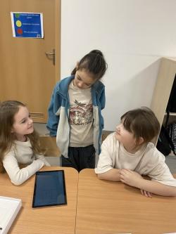 Uczniowie rozwiązują zadania na tabletach 