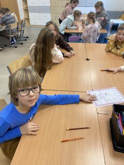 Uczniowie pracują nad łamigłówkami językowymi.