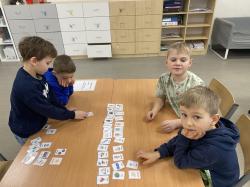 Uczniowie pracują nad łamigłówkami językowymi.