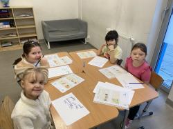 Uczniowie pracują nad łamigłówkami językowymi.