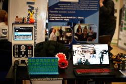 Prezentacja nowoczesnych technologii podczas targów.