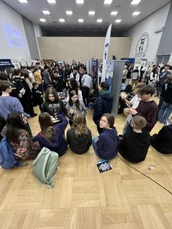 Uczestnicy targów edukacyjnych zapoznają się z ofertą szkół.