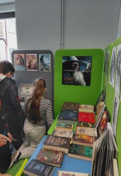 Wystawa książek w bibliotece
