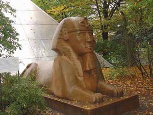 Sfinks - jest to kopia Sfinksa z Gizy pod Kairem.  Sfinksa wyrzeźbił plastyk Zygmunt Konarski